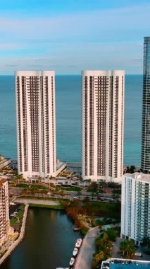Atlantik Okyanusu kıyısındaki güzel yüksek binalar. Miami Beach, Florida manzarasına en iyi bakış açısı. Dikey video