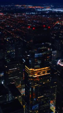 Gece şehrinin tepeden manzarası muhteşem. Philadelphia, Pennsylvania 'nın göz kamaştırıcı manzarası. Dikey video