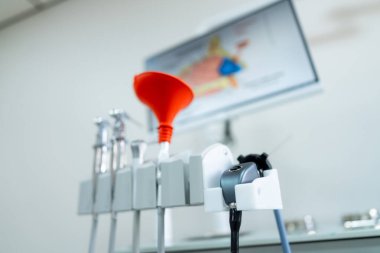 Klinikteki ENT tıbbi aletleri. Modern bir tıp bürosundaki ENT tanı araçları ve turuncu huniye yakın çekim