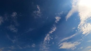 Akan beyaz ışık bulutlarıyla inanılmaz masmavi bir gökyüzü. Güneşli bir günde düşük açılı gökyüzü. Zaman Uygulaması.