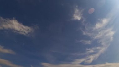 Gökyüzünde uçuşan tüylü küçük bulutlar. Yaz gökyüzüne alçak açı. Zaman Uygulaması.