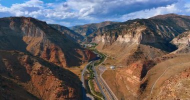 Çıplak kanyonların arasından geçen otobanlar üzerinde uçuş. Rocky manzaralı Price Canyon, Utah, ABD.