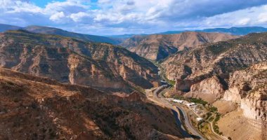 ABD 'nin Utah eyaletindeki Price Canyon Dinlenme Alanı' nın engin dağlık manzarasının görüntüleri. Kanyonlar boyunca otobanlardan arabalar geçiyor..