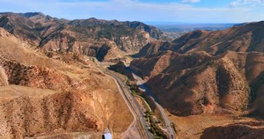 Muhteşem kanyonlar arasında iki otoyol var. ABD 'nin Utah eyaletindeki Price Kanyonu' nun terk edilmiş sıcak kayalık bölgesi..