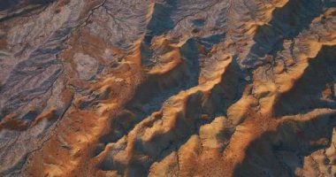 Çürük, bitkisiz, çorak arazi. Utah State, ABD 'deki kuru çöl üzerinde insansız hava aracı görüntüleri..