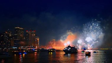 Bağımsızlık Günü kutlamalarında muhteşem bir havai fişek gösterisi. 4 Temmuz gecesi kutlaması New York, ABD 'de. Nehrin manzarası.