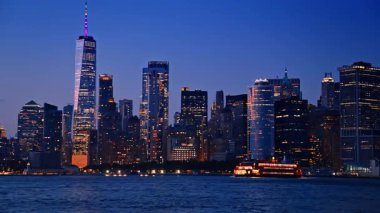 Tekne Doğu Nehri 'nin sularından geçiyor. New York 'un göz kamaştırıcı silueti alacakaranlıkta.