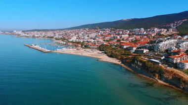 Sveti Vlas marinasının ve sahil şeridinin hava manzarası. Bulgaristan 'daki Karadeniz kıyısı boyunca yatlar, plajlar ve konut binalarıyla Sveti Vlas marinasının geniş panoramik görüntüsü.