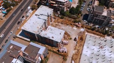 Suya yakın kentsel inşaat projesi. Denize yakın vinçleri ve çelik elementleri olan bir inşaat alanı..