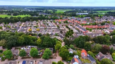 Hollanda yerleşim bölgesinin panoramik hava görüntüsü. Uzaktaki yeşil ağaçlar ve tarım arazileriyle çevrili Hollandalı yerleşim yerlerinin geniş hava görüntüsü.