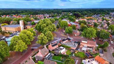 Modern kilise ve meydanı olan Hollanda şehrinin havadan görünüşü. Hollanda 'da modern bir kilise, merkez meydan ve çevre evler gösteriliyor..