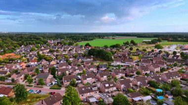 Yeşil tarlalar yakınlarındaki Hollanda banliyö evlerinin havadan görünüşü. Arkasında tarlalar olan Hollanda 'daki konutlar.