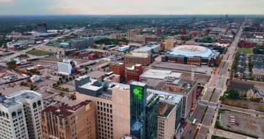 Modern Detroit, Michigan, ABD 'nin şehir manzarası. Manzarayı geçen geniş çok şeritli otoyolda hareketli bir trafik var. Hava görünümü.