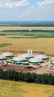 Büyük gaz üretim kompleksi. Büyük kimyasal gaz fabrikasının insansız hava aracı görüntüsü. Dikey video