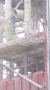 Fabrikanın asansör inşaatını kapatın. Endüstriyel metal tarım ekipmanları. Dikey video