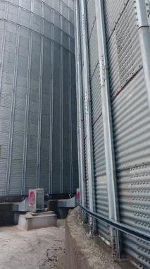 Gıda endüstrisi tarım tankı. Büyük çelik asansör deposu. Dikey video