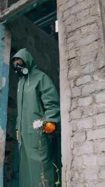 Kıyamet Şehri 'nde yaşayan biri. Yok edilmiş şehirde koruyucu giysili bir adam. Dikey video