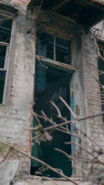 Apokaliptik kirlilik mimarisi. Özel takım elbiseli bir adam terk edilmiş ürpertici bir yere gidiyor. Dikey video