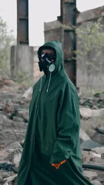 Özel takım elbiseli bir adam terk edilmiş ürpertici bir yere gidiyor. Apokaliptik kirlilik mimarisi. Dikey video