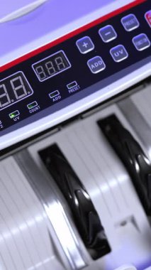 Modern para birimi bankacılık sistemi. Yatırım finansal ekipmanı. Dikey video