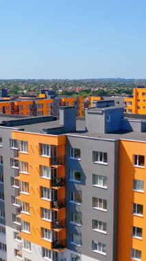 Büyük yeni şehir evleri hava manzaralı. Yüksek modern inşaat mimarisi. Dikey video