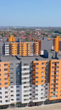 Yüksek modern inşaat mimarisi. Büyük yeni şehir evleri hava manzaralı. Dikey video