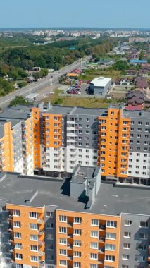 Büyük, modern, dış şehir daireleri. Yeni şehir evleri hava manzaralı. Dikey video