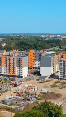 Yeni binalar bölgesi. Modern dış ev mimarisi. Dikey video