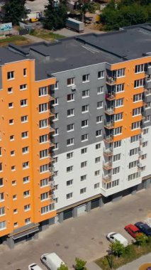 Yeni şehir evleri hava manzaralı. Büyük, modern, dış şehir daireleri. Dikey video