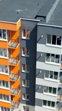 Şehir tasarım inşaat binası açık havada. Dış mimari daireler çok şık. Hava görüntüsü. Dikey video