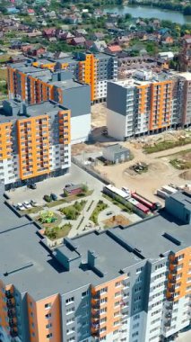 Dayanıklı modern dış görünüşün havadan görünüşü. Yüksek şehir manzarası mimari binalar. Dikey video