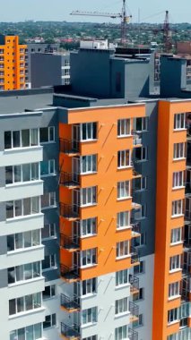 Yüksek şehir manzarası mimari binalar. Dayanıklı modern dış görünüşün havadan görünüşü. Dikey video