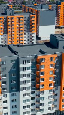 Yerleşik yeni şehir manzaralı evler. Çağdaş yeni şehir binaları. Hava manzaralı mimari. Dikey video