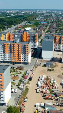 Hava manzaralı mimari. Yerleşim yeri, modern şehir manzarası. Çağdaş yeni şehir binaları. Dikey video