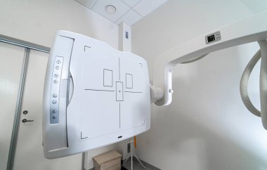 Röntgen tarama ekipmanı ekranını kapatın. Modern radyoloji ofisinde kontrol paneli olan tıbbi görüntüleme cihazı.