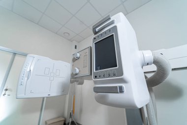 Hastanedeki radyoloji teşhis makinesini kapatın. Klinikte dijital görüntüleme ve kontrol sistemine sahip modern x-ray cihazları.