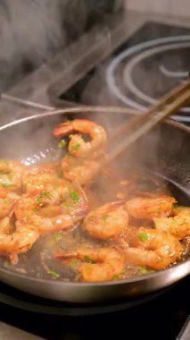 Tavada sarımsaklı karides. Sıcak tavada sarımsak ve otla kızartılmış taze karides.