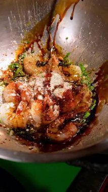 Alevli ızgara ızgara biftek. Izgara izli iki biftek açık alevlerle dumanlı bir barbeküde kızarıyor..