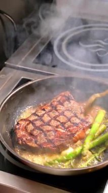 Kızartma tavasında kuşkonmaz ile biftek. Kızartma tavasında kuşkonmaz ve sarımsaklı ızgara biftek..