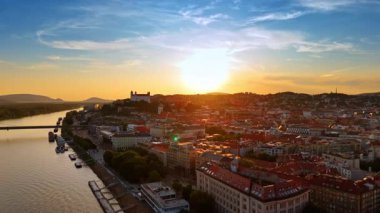 Bratislava, Slovakya 'da altın saat. Eski kasabanın ve Tuna Nehri 'nin üzerinde gün batımında.