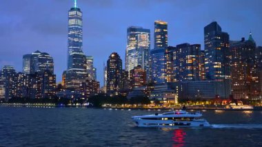 Modern beyaz yat East River 'ın nehir manzarası boyunca ilerliyor. Arkaplanda Parlak Manhattan.