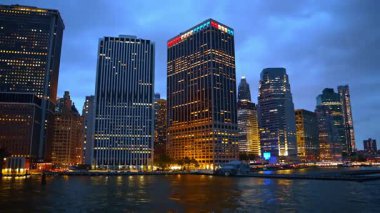 Doğu Nehri 'nden şafak vakti güzel New York. Alacakaranlıkta ışıkları açık, ışıltılı bir şehir. Düşük açı görünümü.