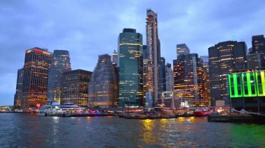 Nehir manzarasından modern New York 'un çarpıcı mimarisi. Alacakaranlıkta Doğu Nehri 'ne git..