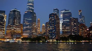 Alacakaranlıkta göz kamaştırıcı New York, ABD. Işık yanıp sönen ufuk çizgisi. Düşük açı görünümü.