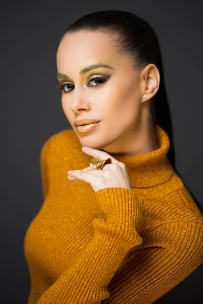 Prachtige Jonge Brunette Model Poseren Gouden Luxe Make — Stockfoto