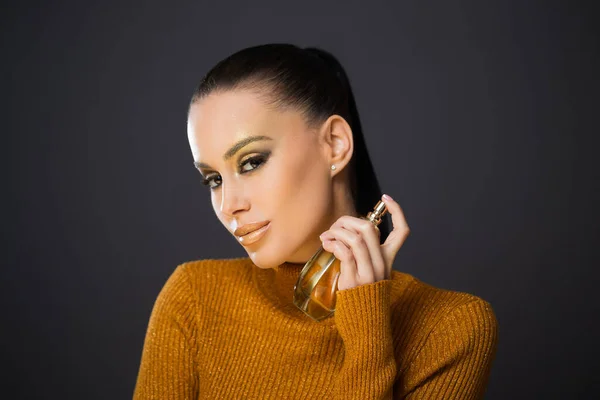 Krásná Mladá Brunetka Model Pózuje Zlatém Luxusním Make Upu Pomocí — Stock fotografie