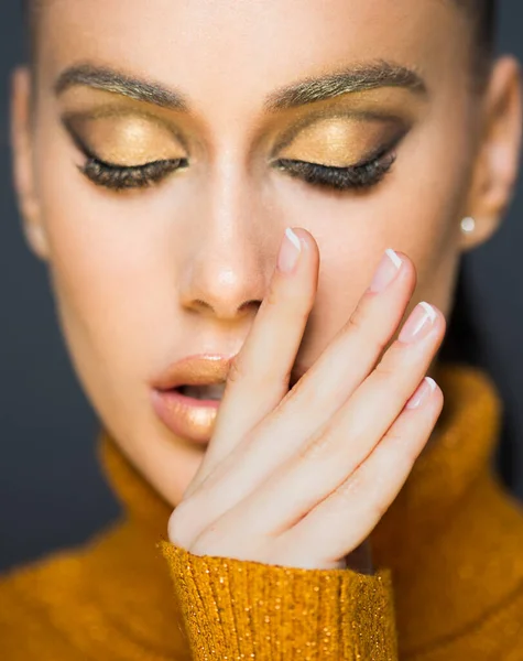Wspaniały Młody Brunetka Model Pozowanie Złoty Luksusowy Makijaż — Zdjęcie stockowe