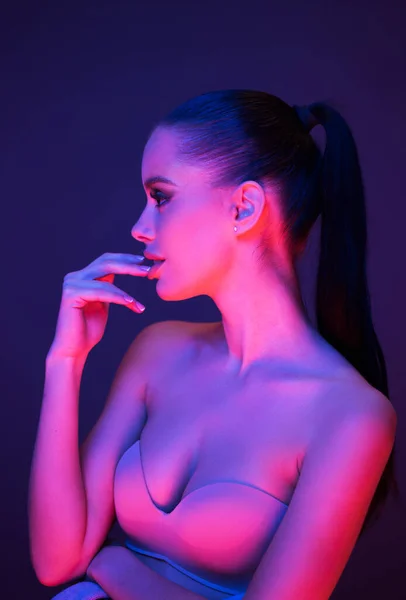 Sensuele Jonge Brunette Model Poseren Lingerie Verlicht Door Zeer Kleurrijke — Stockfoto
