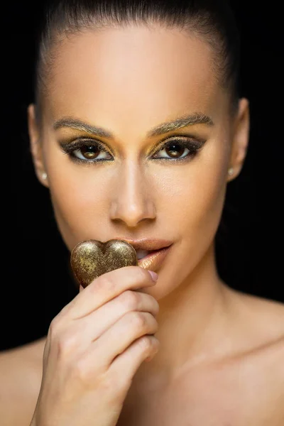 Piękne Zmysłowy Młody Brunetka Kobieta Jedzenie Czekolada Noszenie Złoty Makijaż — Zdjęcie stockowe