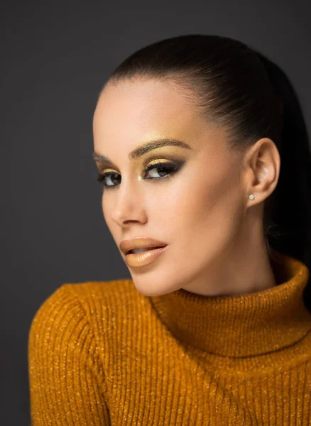 Linda Jovem Morena Modelo Posando Maquiagem Luxo Dourado — Fotografia de Stock